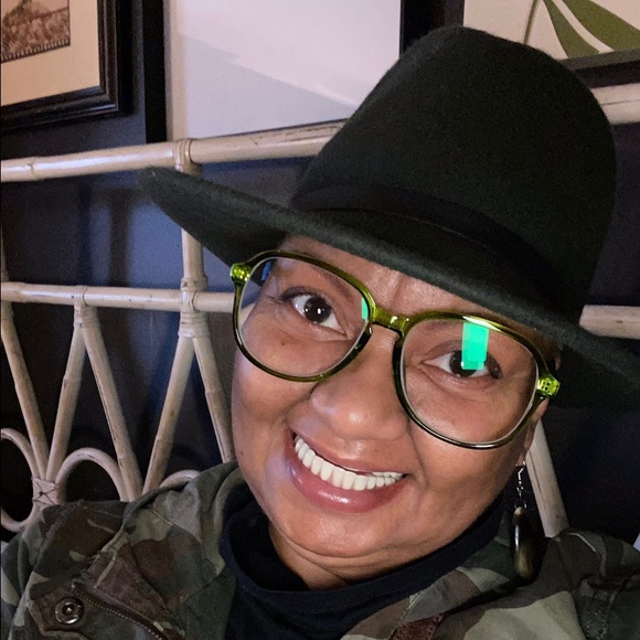 Meet your seller 👗👠👜👢💍 - Picture 5 of 12